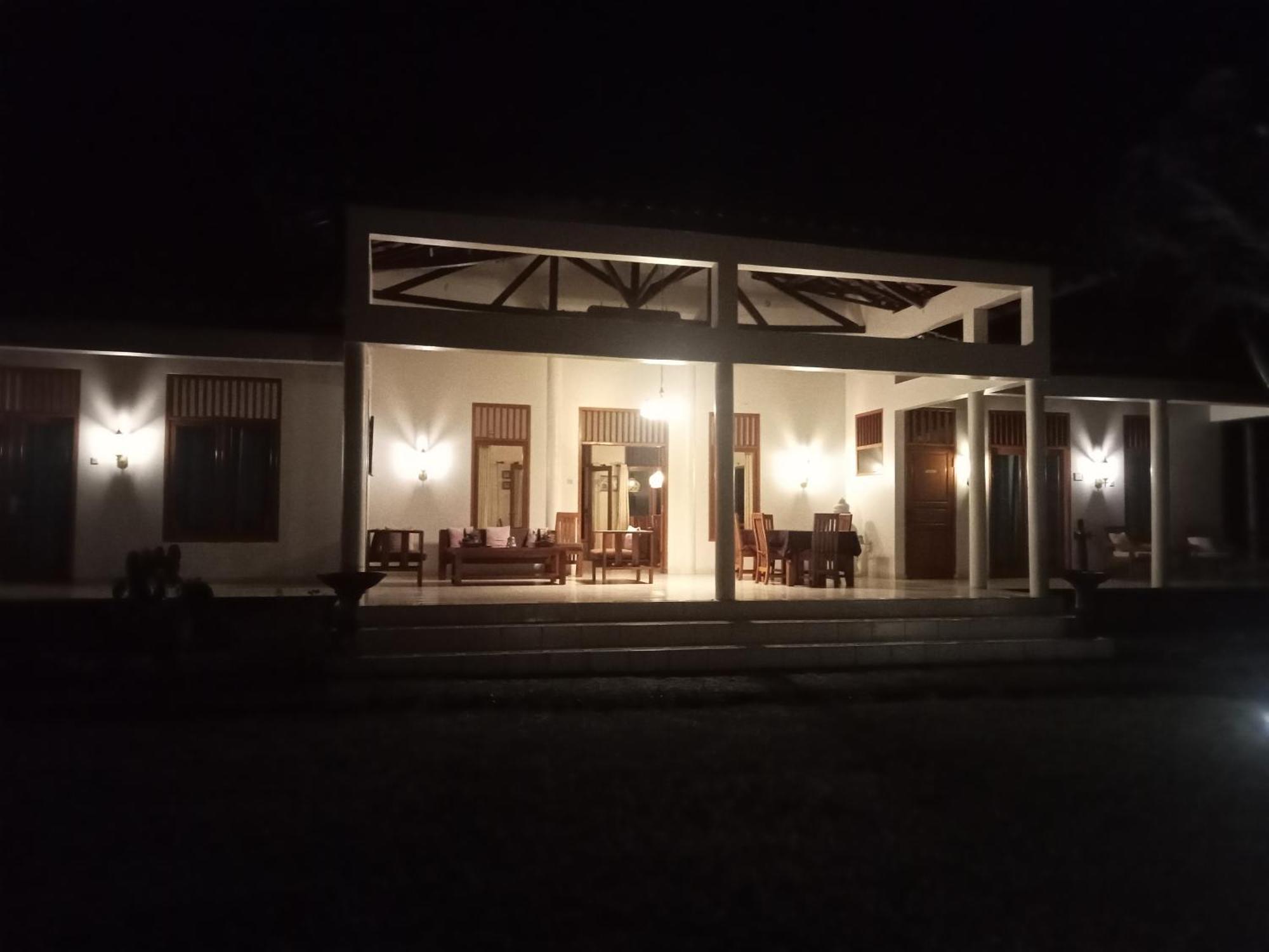 Guesthouse Rumah Senang Kalibaru Extérieur photo