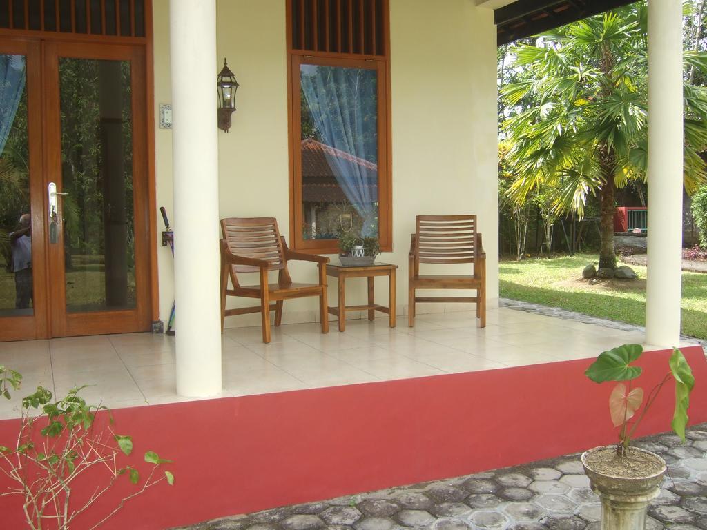 Guesthouse Rumah Senang Kalibaru Extérieur photo
